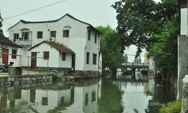 女子因暴雨没回家，家中住进陌生男子，物业应该对此负责吗？