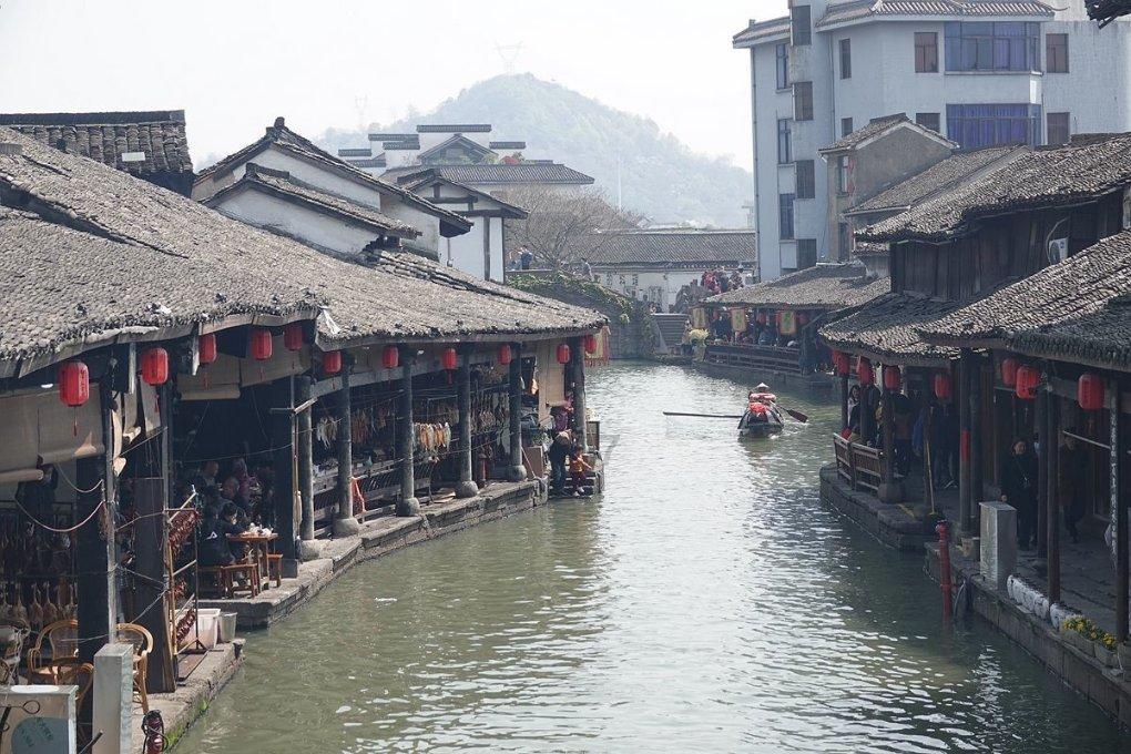 此清单包含：真丝的衣衫、从巴黎到鲁昂的旅行、熟化的卡芒贝尔奶酪、“美学”，以及一场永恒的梦