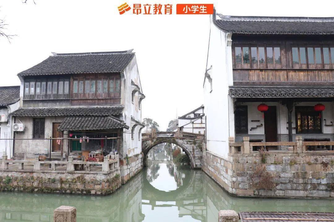 我的养老金由邮政银行犮放，去年办通网银后就开始收通知信息费了。以前是不收费的。该收费吗？该怎么解决