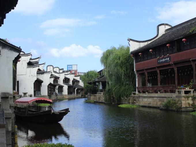 基金公司逆市布局进行时 新发权益基金占比超六成